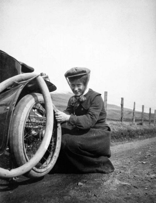 femme-change-roue-voiture