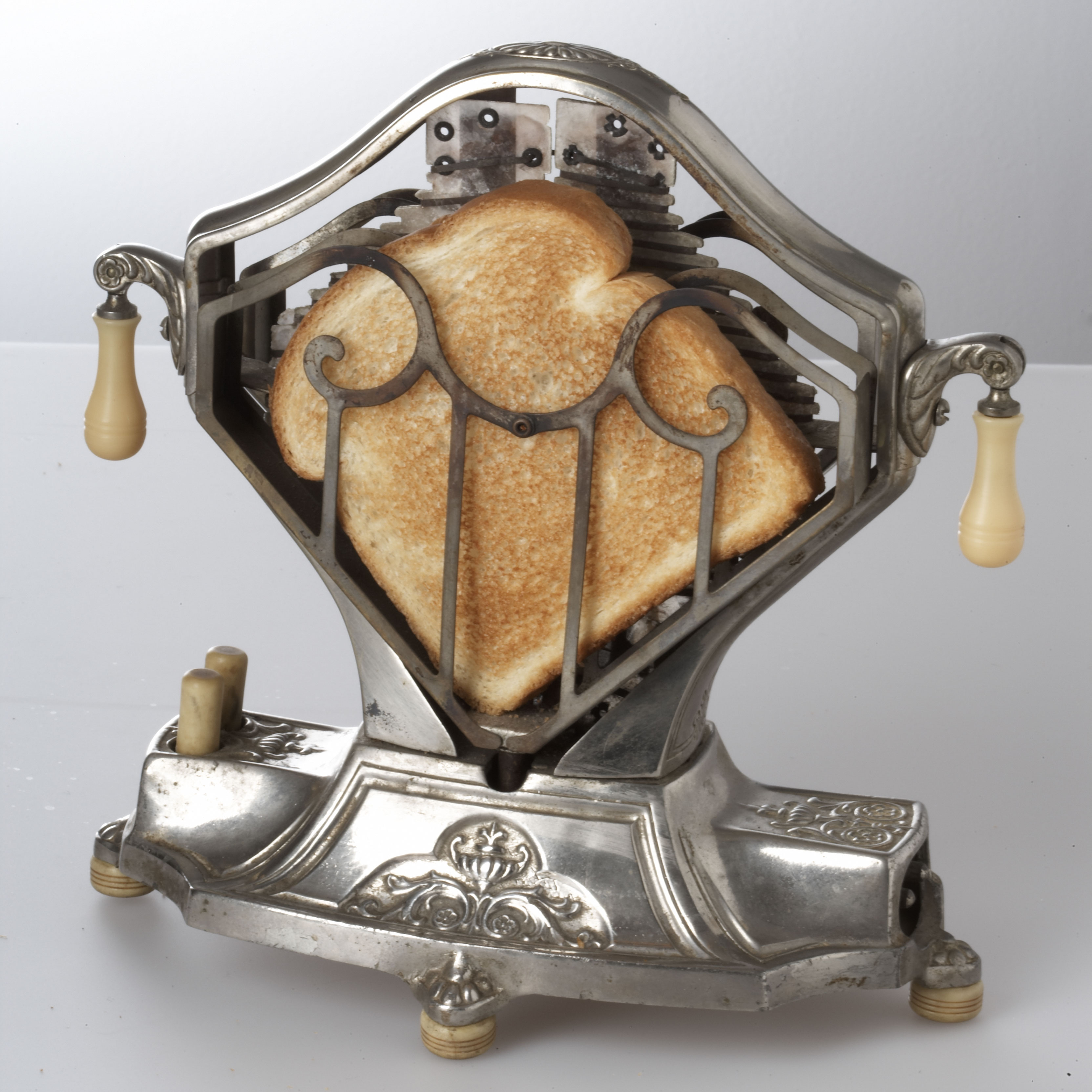 Первый тостер в мире. Тостер фирмы Frary & Clark (1924 год). Тостер фирмы Frary & Clark. Первый тостер 1893.