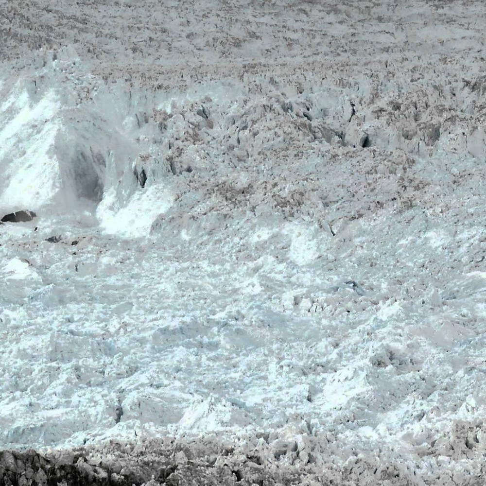 Un énorme morceau d&rsquo;un glacier se brise