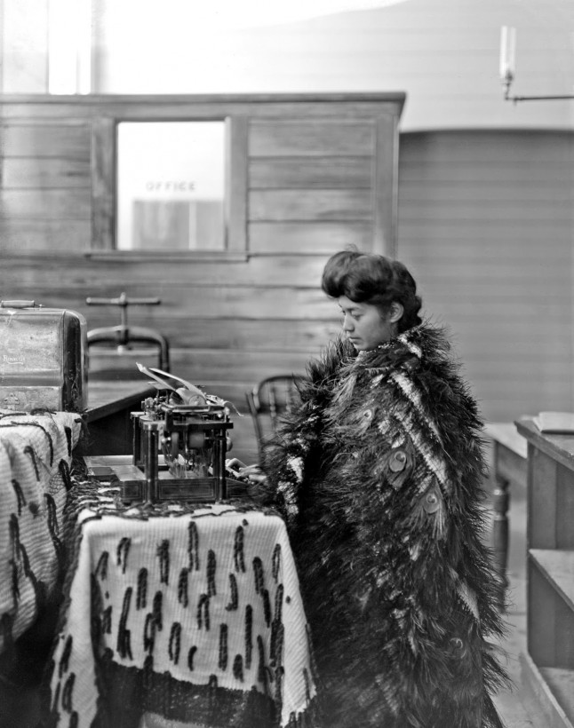 femme-maori-machine-ecrire