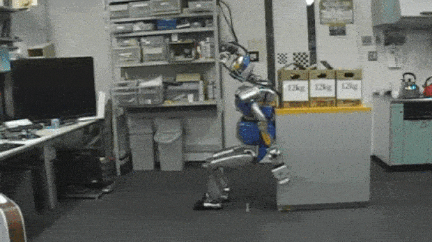 Des robots humanoïdes qui poussent avec leur corps