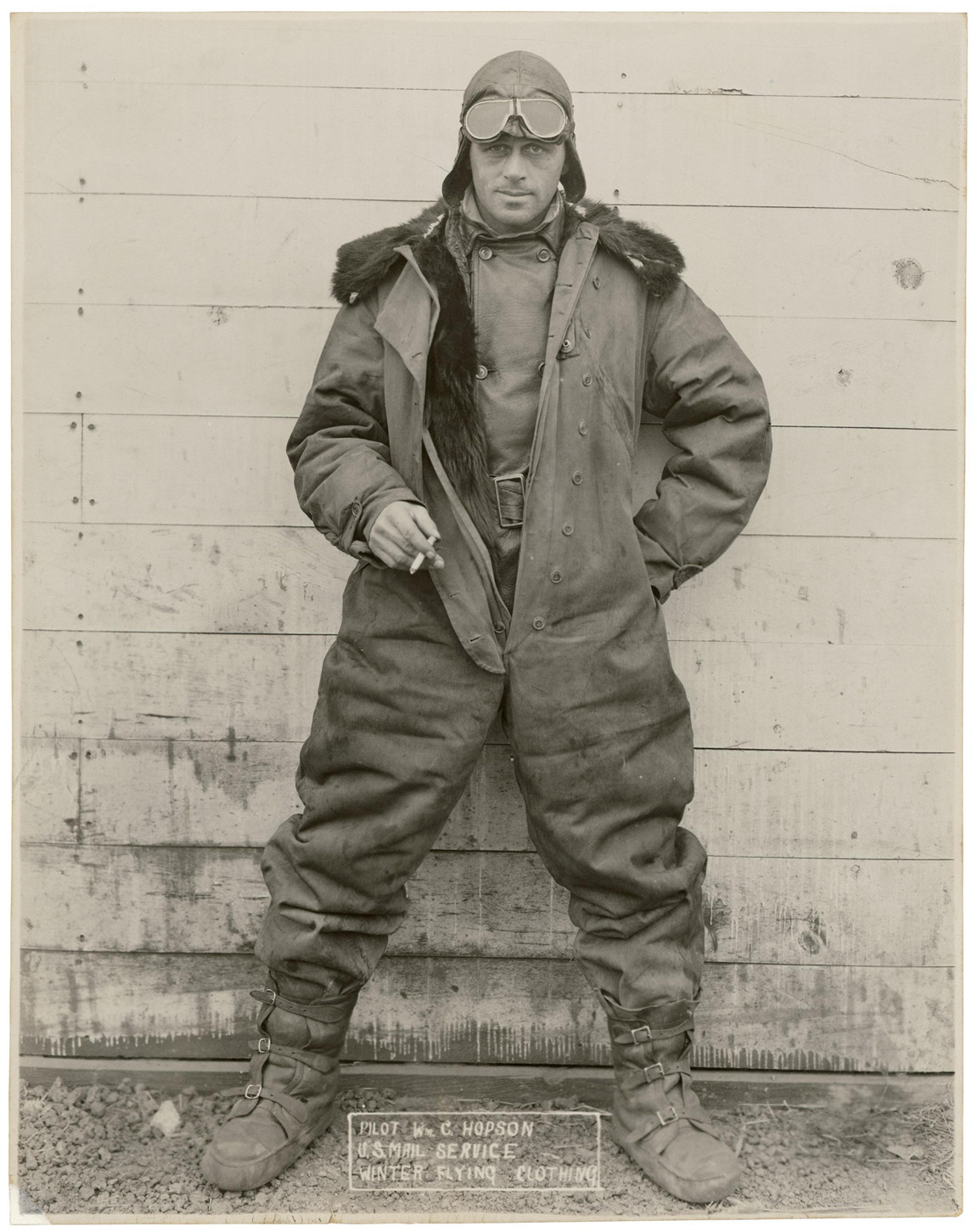 Un pilote d’avion postal en tenue d’hiver