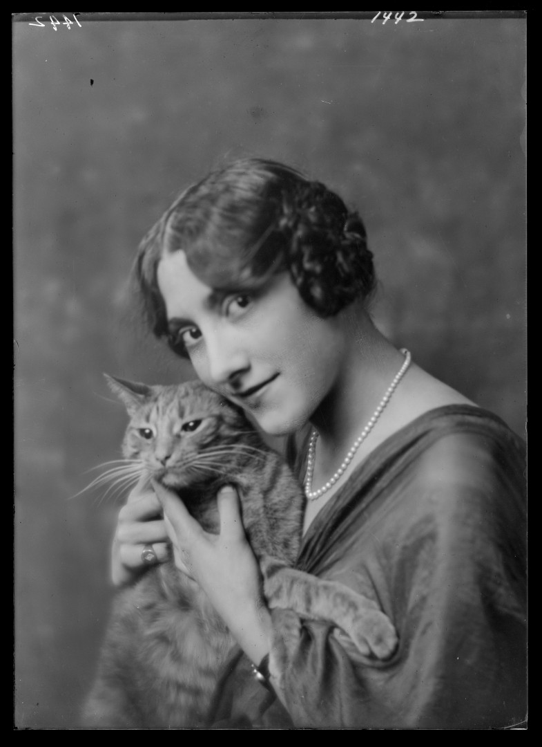 25-arnold-genthe-buzzer-chat-Liebert-M.-Miss