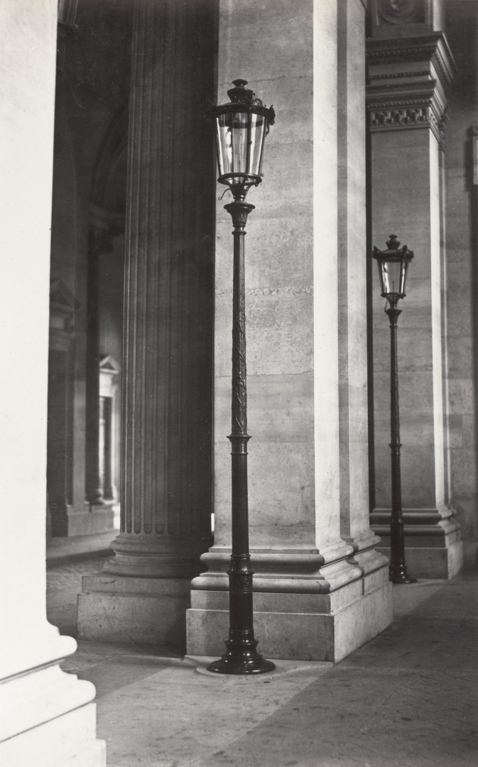Lampadaire_Paris_Charles_Marville_Louvre_Passage_de_la_Bibliothèque_1_1878