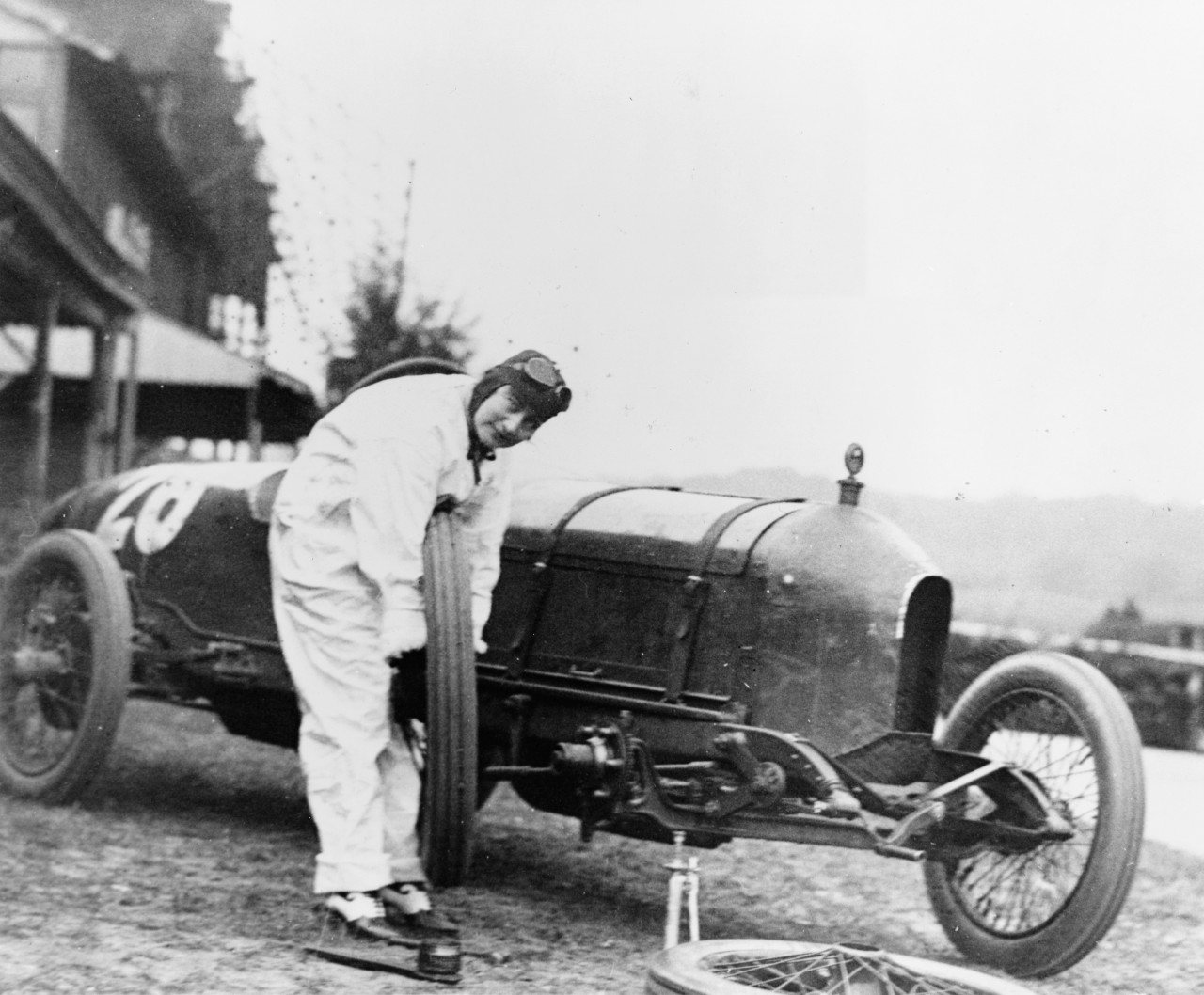 femme-mecanicien-voiture-course-stutz-weigman-change-roue01