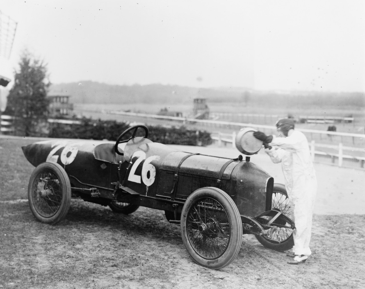femme-mecanicien-voiture-course-stutz-weigman-eau-radiateur-02