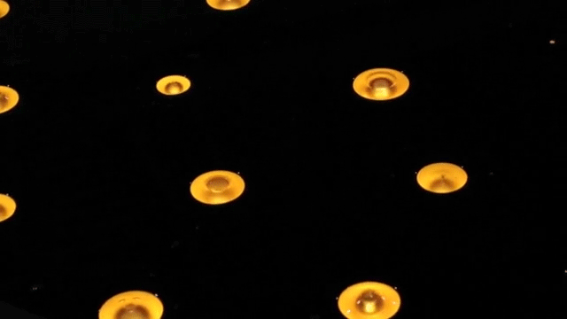 Une lampe de bulles dorées