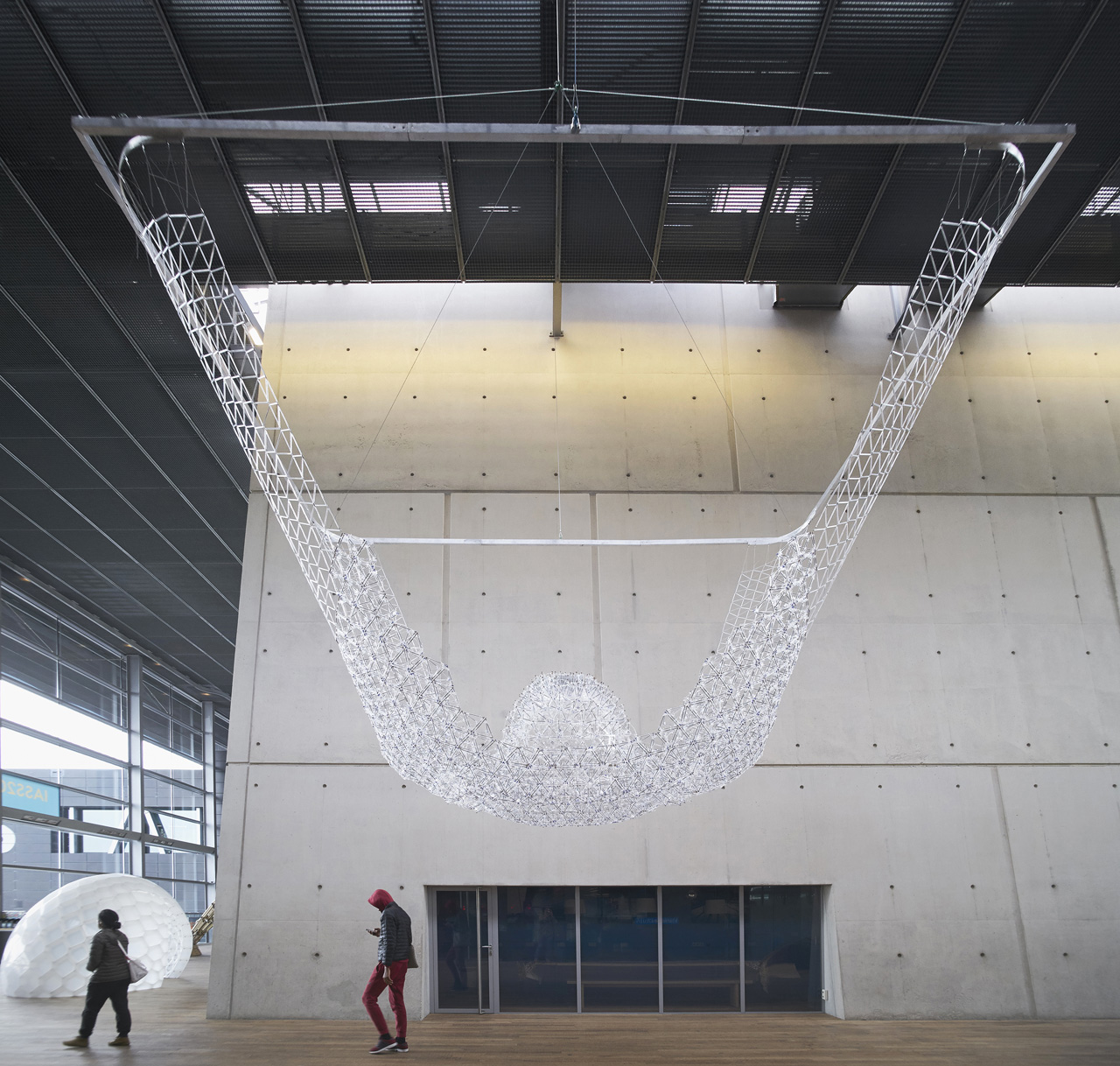 Une structure de Bic Crystal comme chandelier