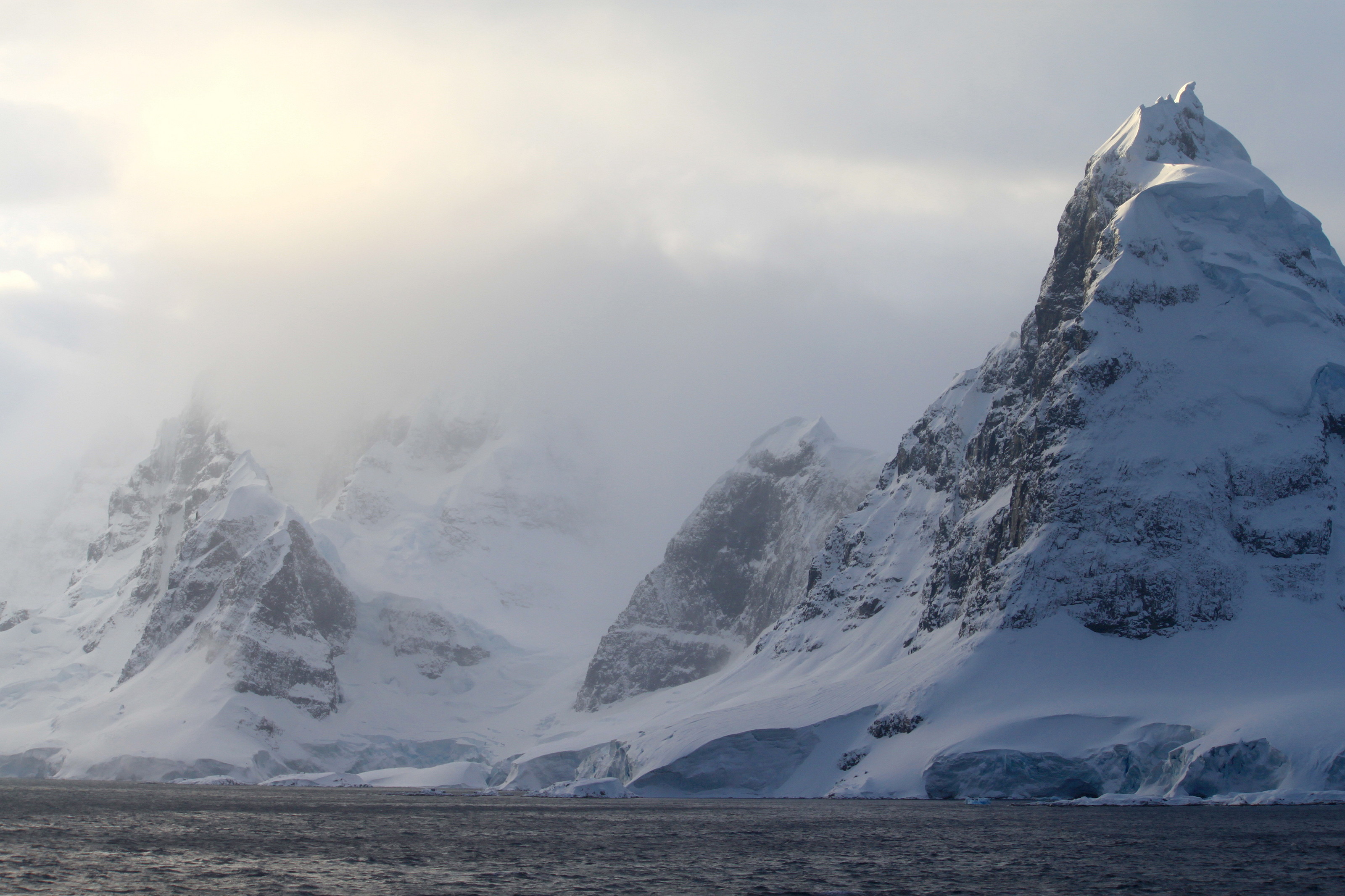 Антарктические горы. Горы Гамбурцева в Антарктиде. Горы Гамбурцева антарктические Альпы. Горы Гамбурцева в Антарктиде фото. Массив Винсон Антарктида.