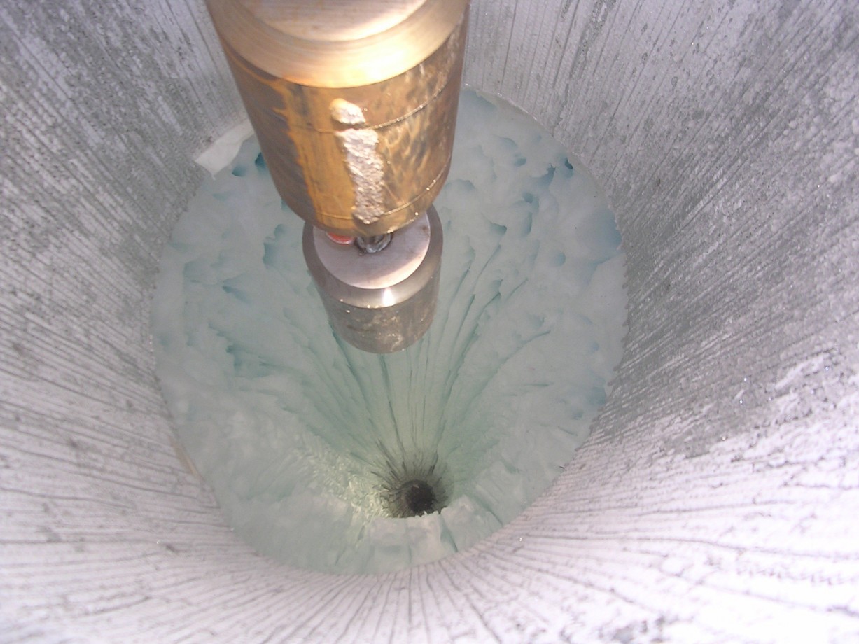 Une foreuse à eau chaude perce la glace pour installer les capteurs de l'IceCube - Andy Martinez
