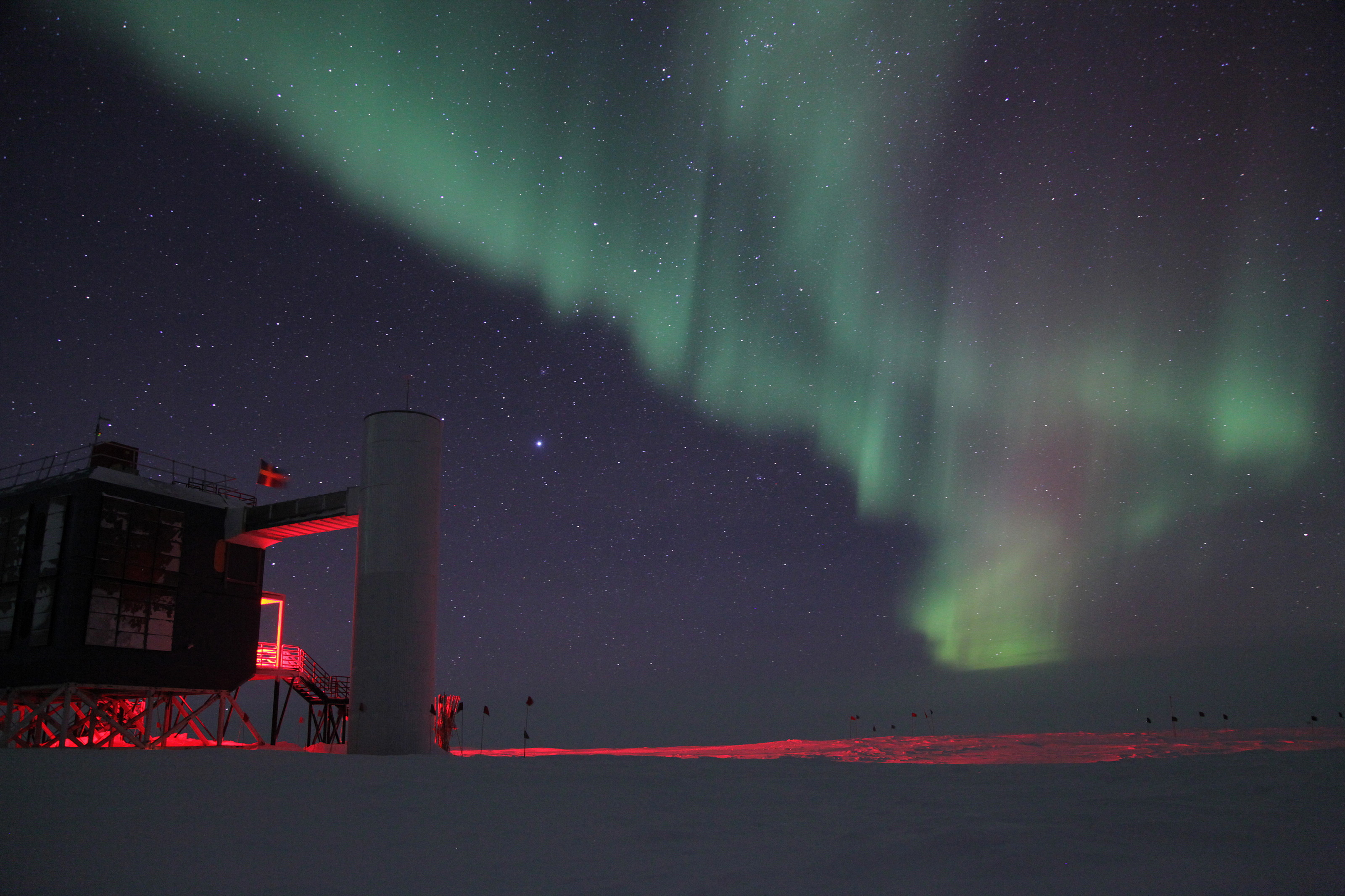 Южный полюс день и ночь. Icecube Neutrino Observatory. Нейтринный телескоп в Антарктиде. Искусственное полярное сияние Аракс. Icecube в Антарктиде.