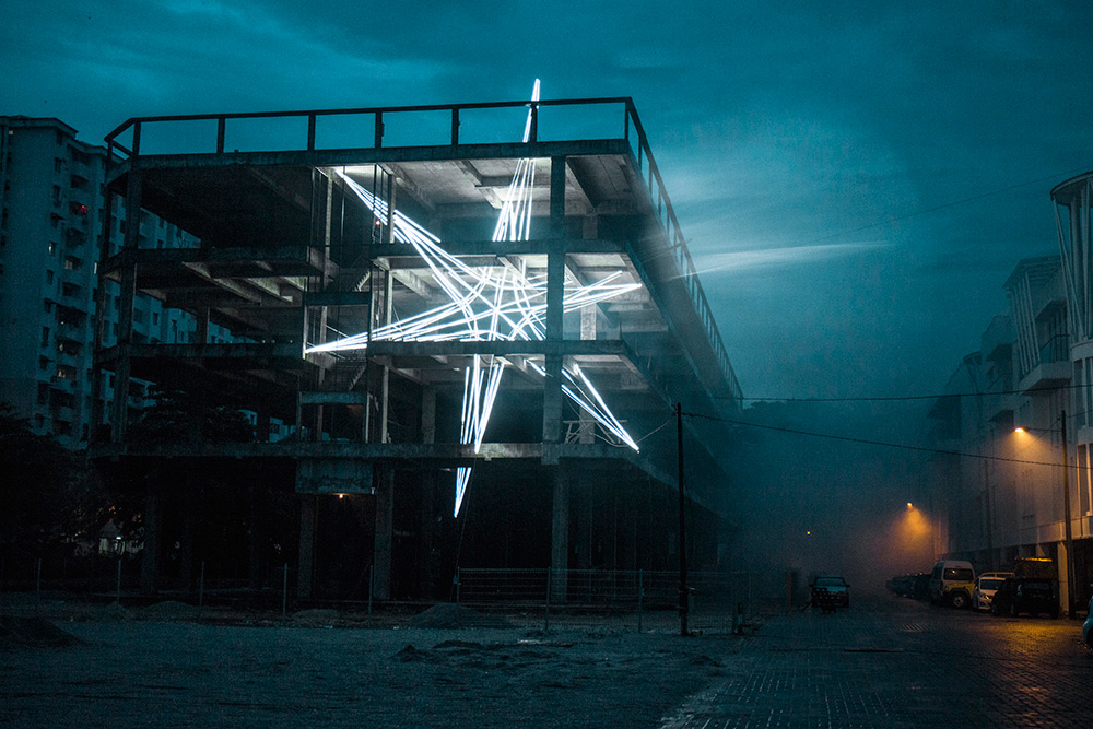 Une étoile lumineuse de 4 étages à travers un immeuble