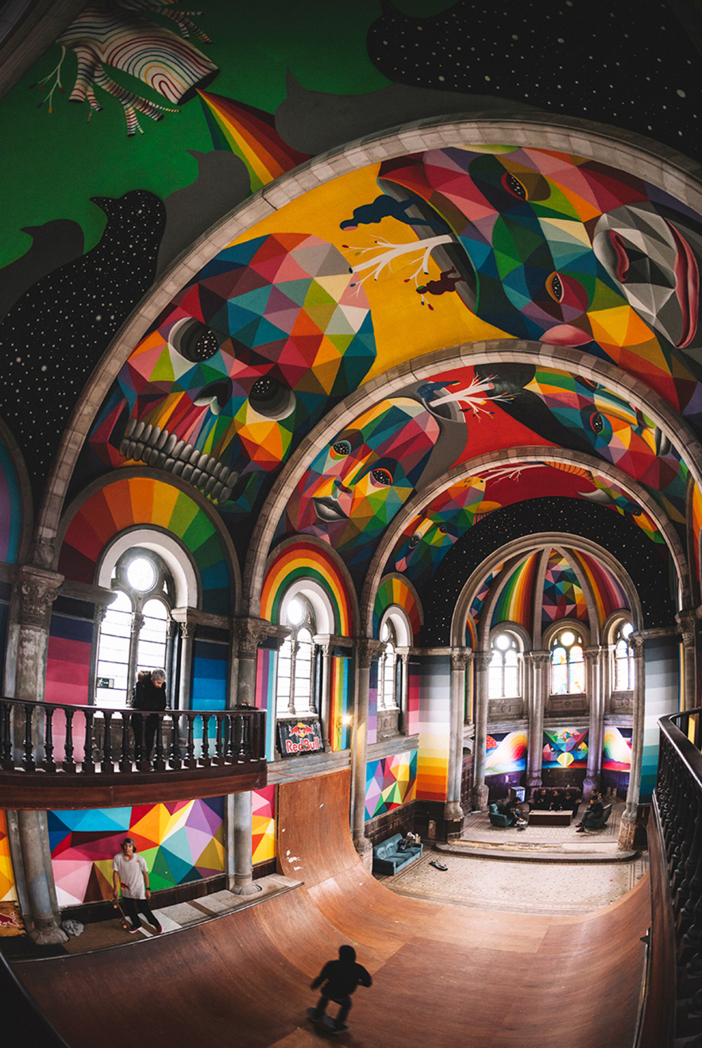 Une église abandonnée devient un skatepark couvert de fresques