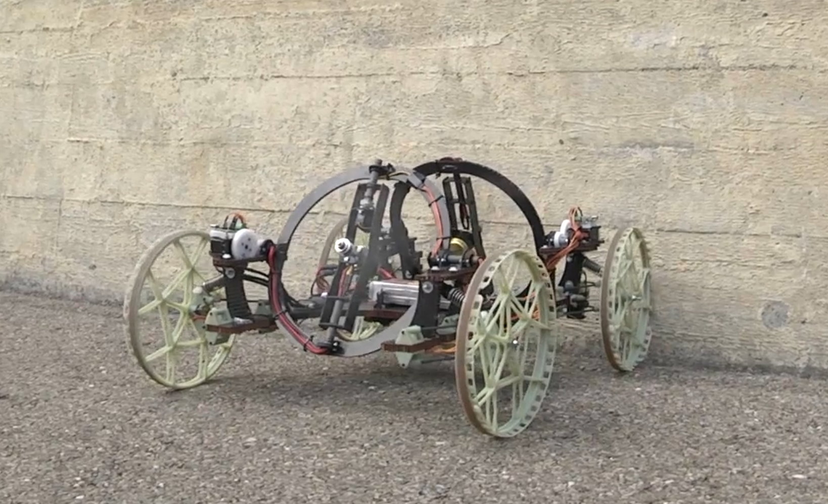 VertiGo, le robot de Disney qui roule du sol aux murs
