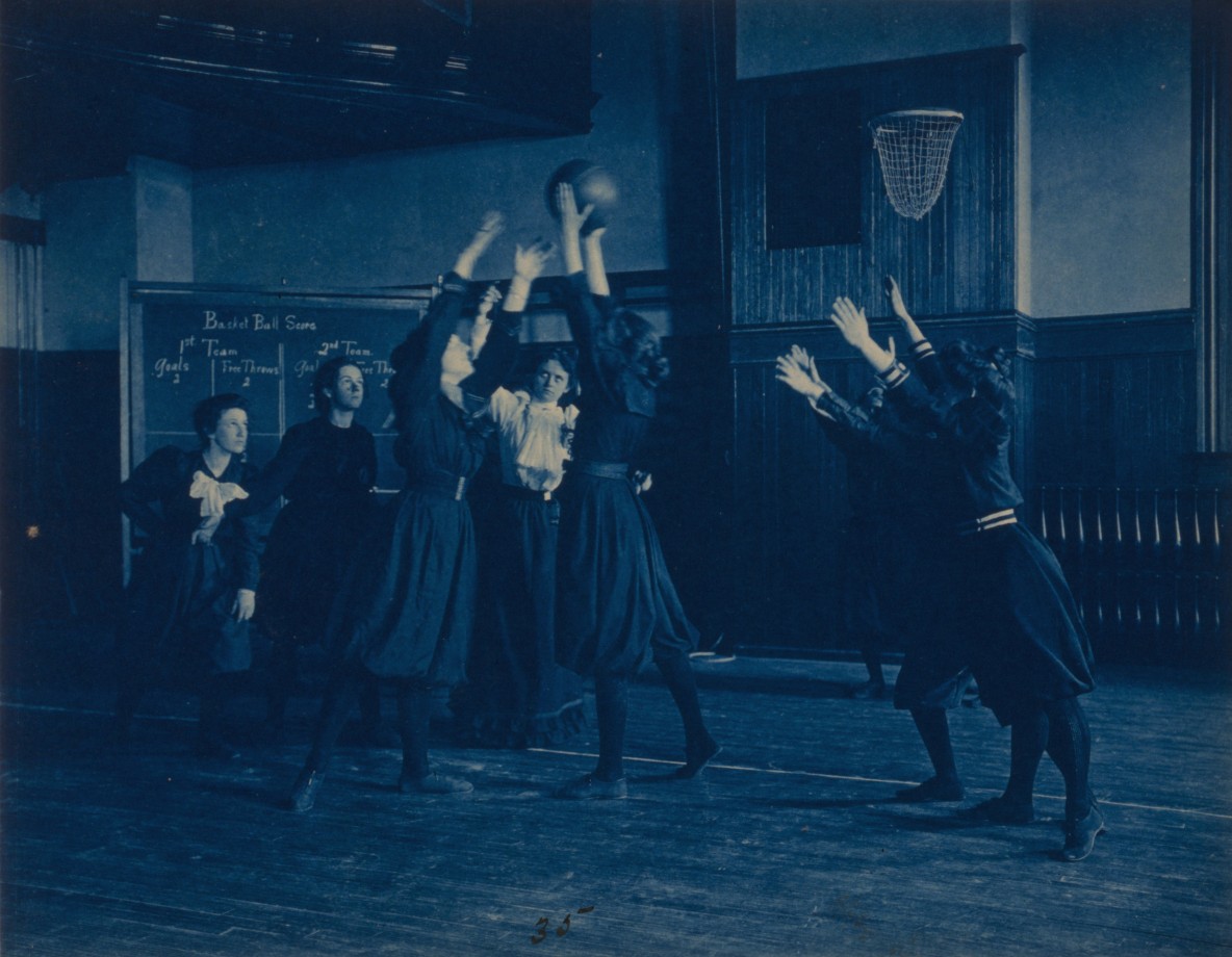 Des étudiantes jouent au basketball à la Western High School de Washington - 1899