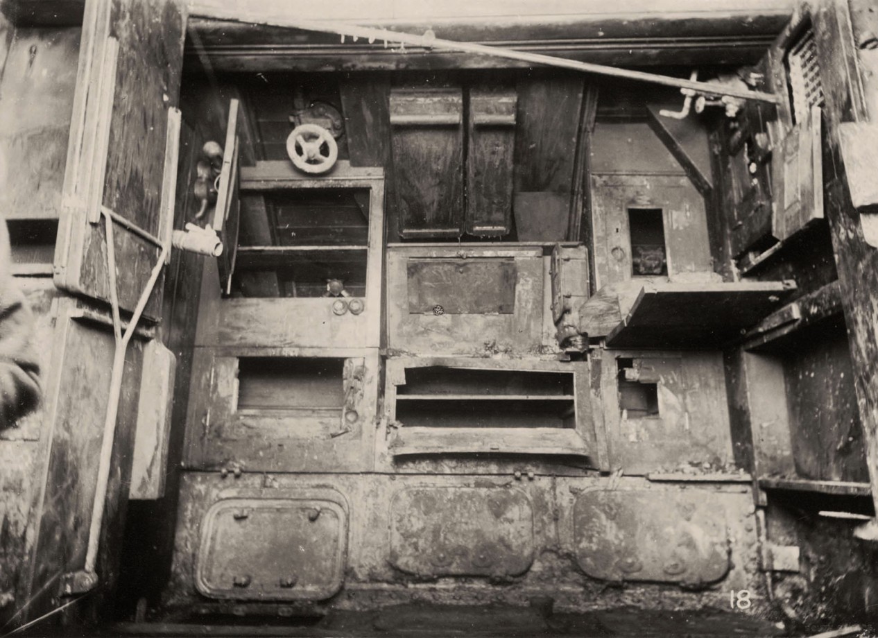uboat-interieur-controles-sousmarin-09