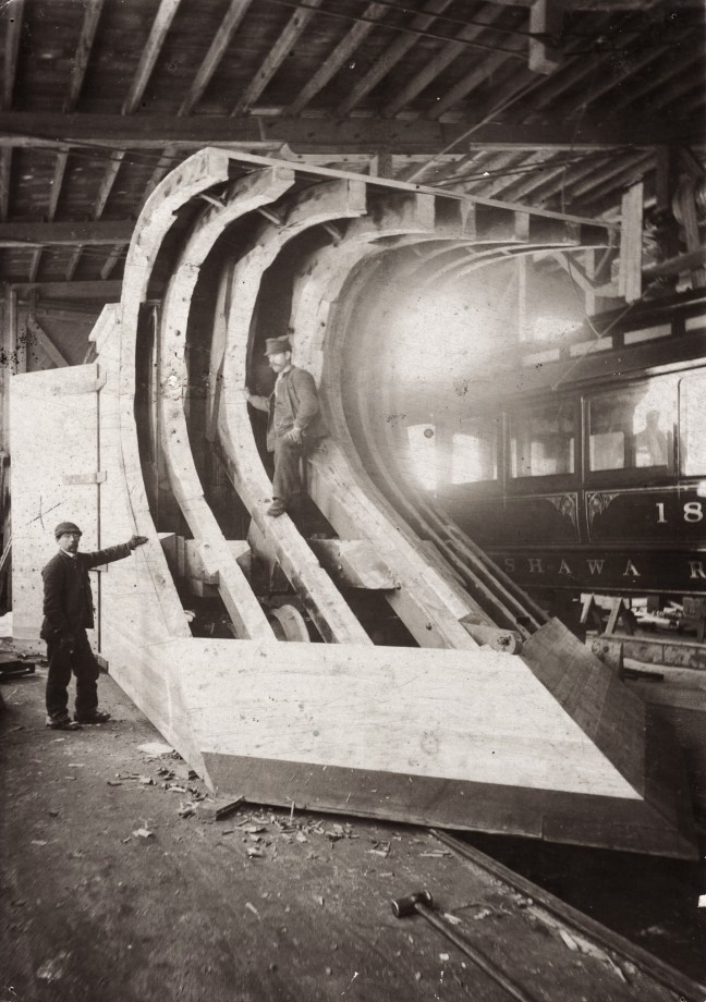 La construction du chasse-neige d'un train à la Rathbun Company, Ontario - 1890