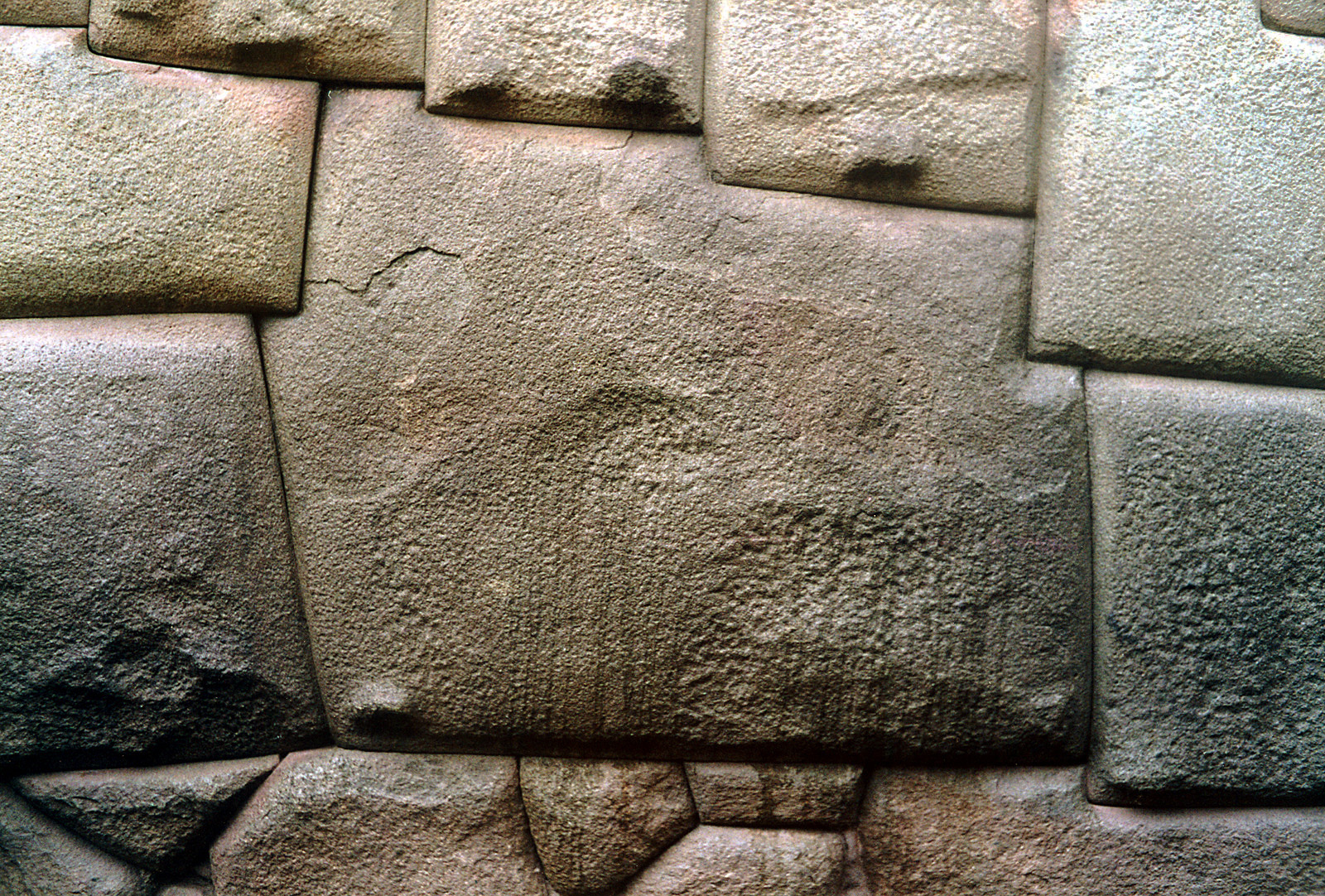 La pierre Inca à 12 angles de Cuzco et celle qui en a 13