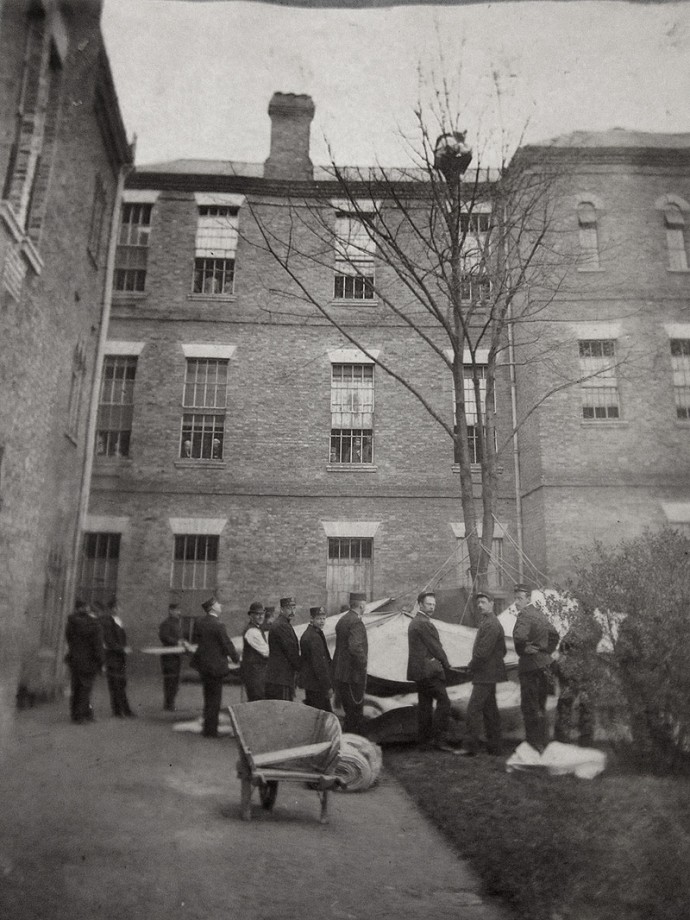 L'équipe d'un hopital psychiatrique attend qu'un patient veuille bien redescendre d'un arbre, Colney Hatch Asylum, Londres - 1895