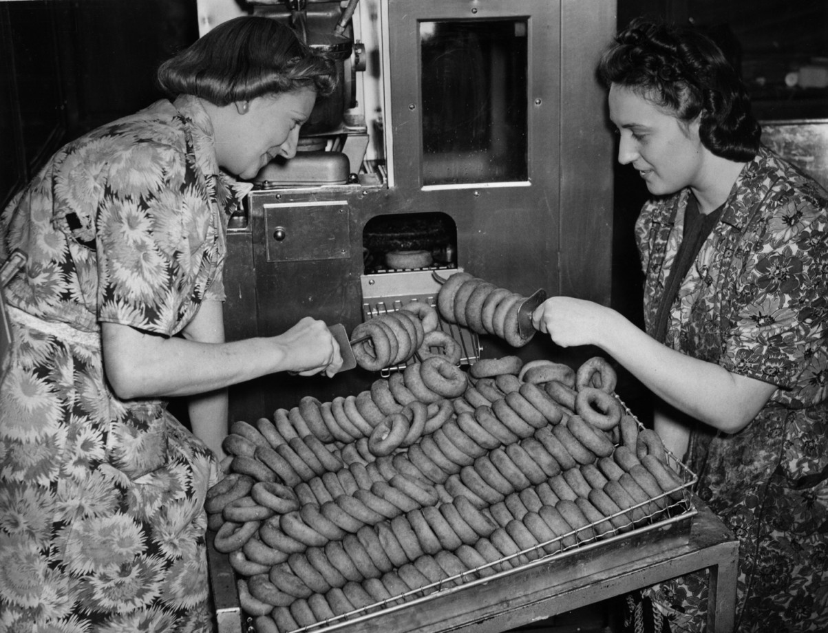 1st January 1941: Salvation Army canteen workers in Brighton operating a doughnut machine flown in from Canada to satisfy Canadian troops appetites for donuts. (Photo by Reg Speller/Fox Photos/Getty Images)