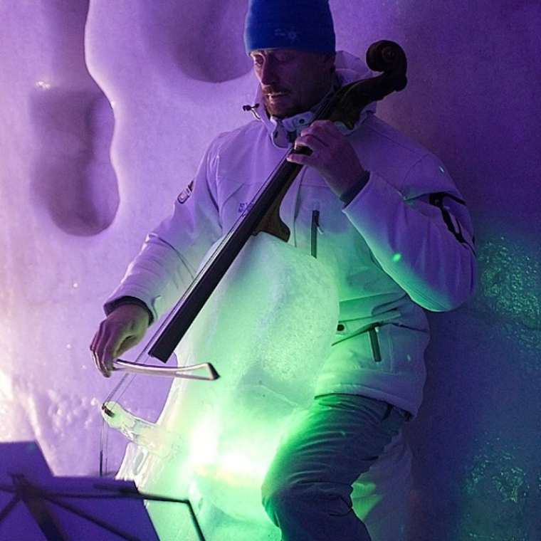 Il crée des instruments de musique avec de la glace
