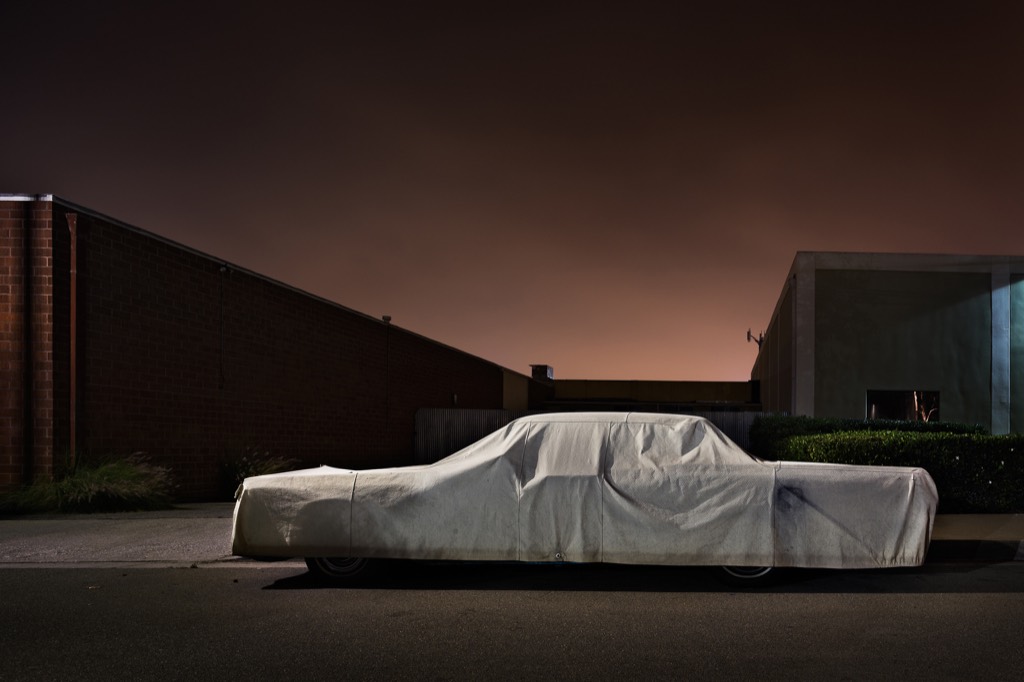 Les douces nuits des voitures bâchées