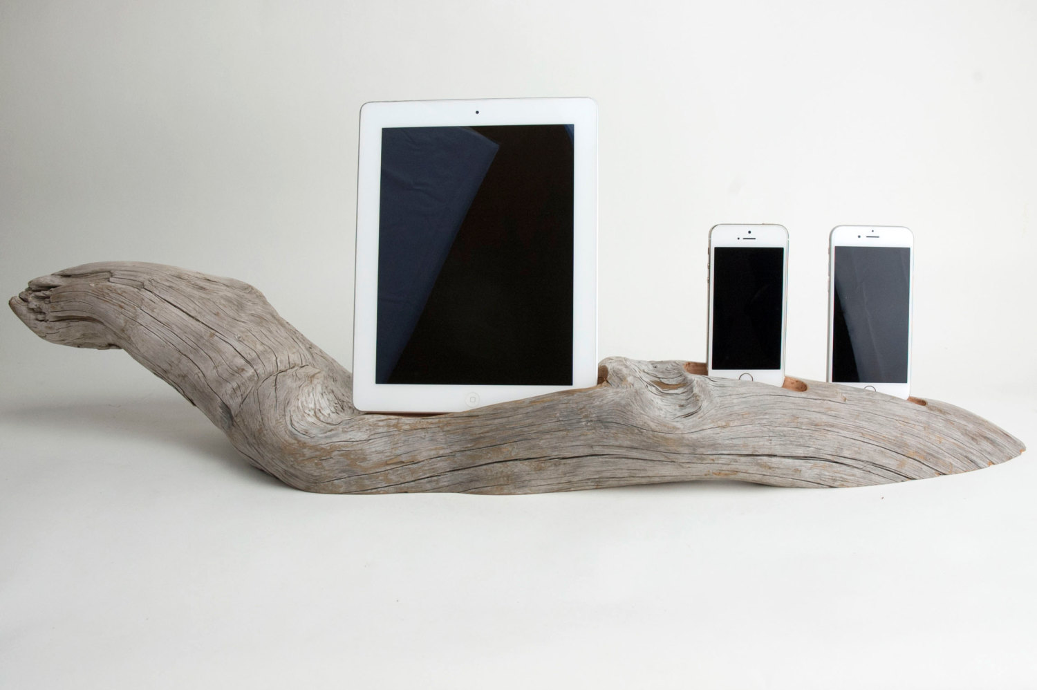 Des docks design pour téléphone et tablette en bouts de bois