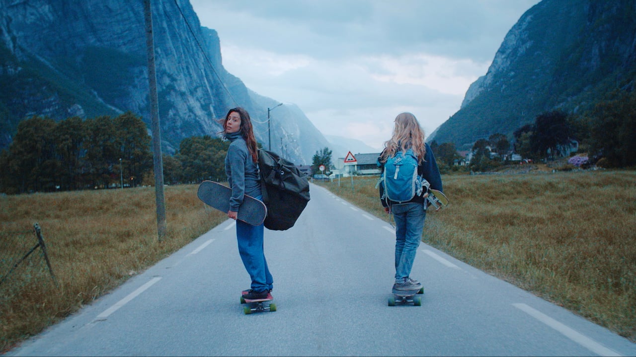 Du longboard dans les montagnes de Norvège