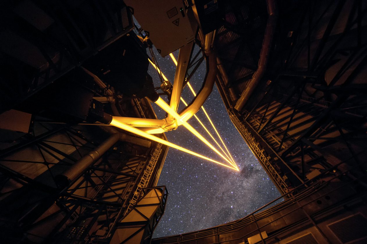eso-vlt-laser-telescope-01
