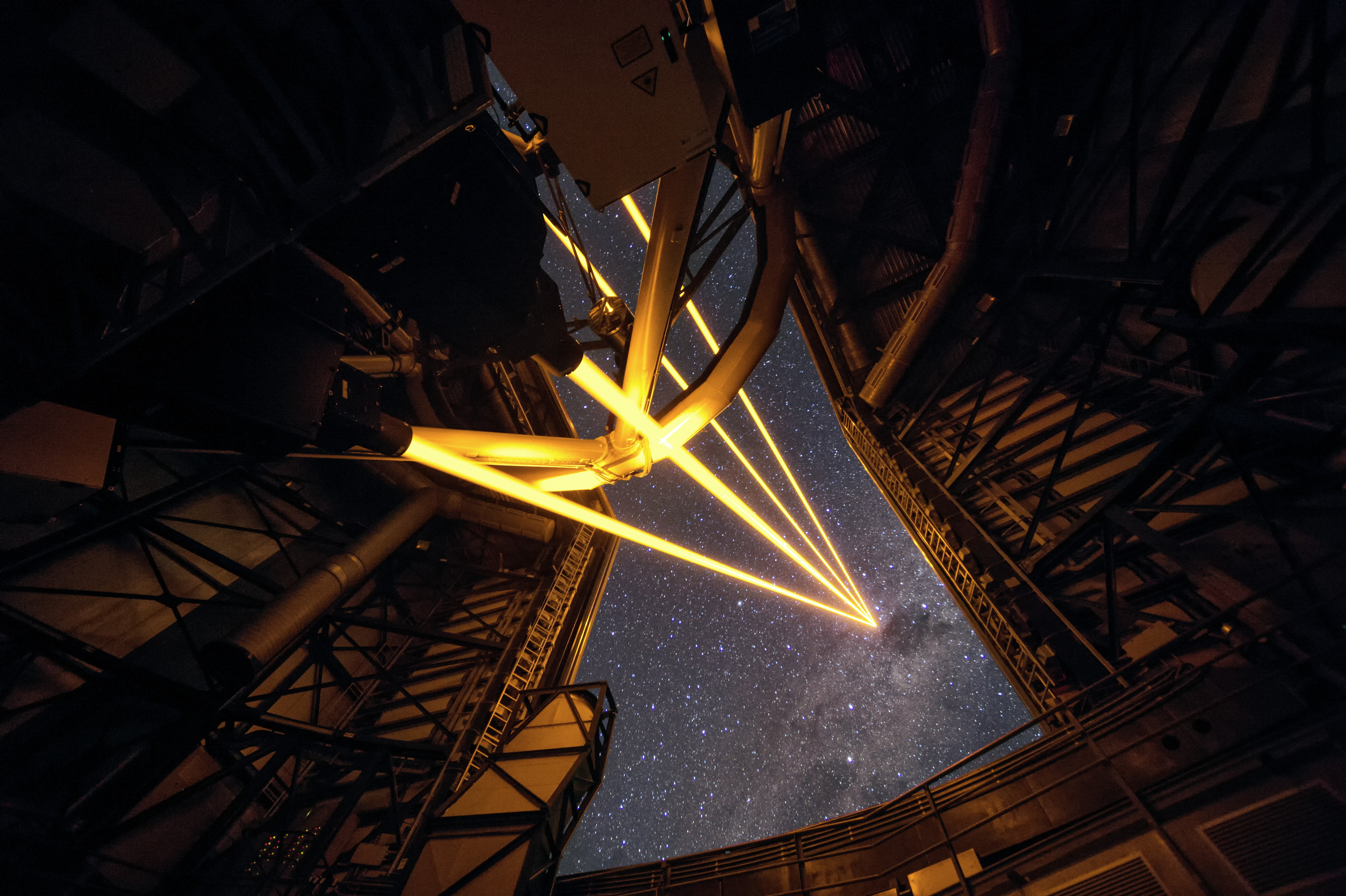 Quatre lasers sur un télescope pour fabriquer des fausses étoiles dans l’atmosphère