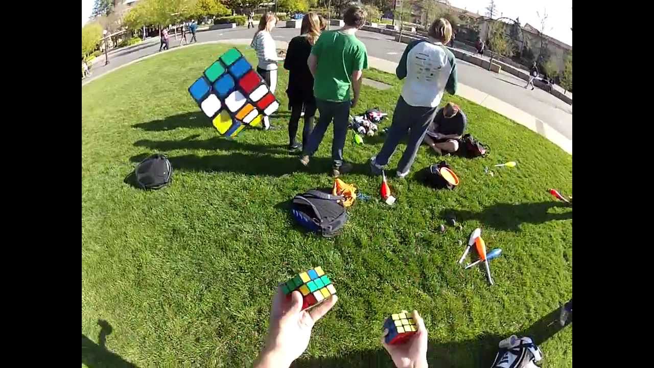 Il résoud trois Rubik’s Cube en les jonglant
