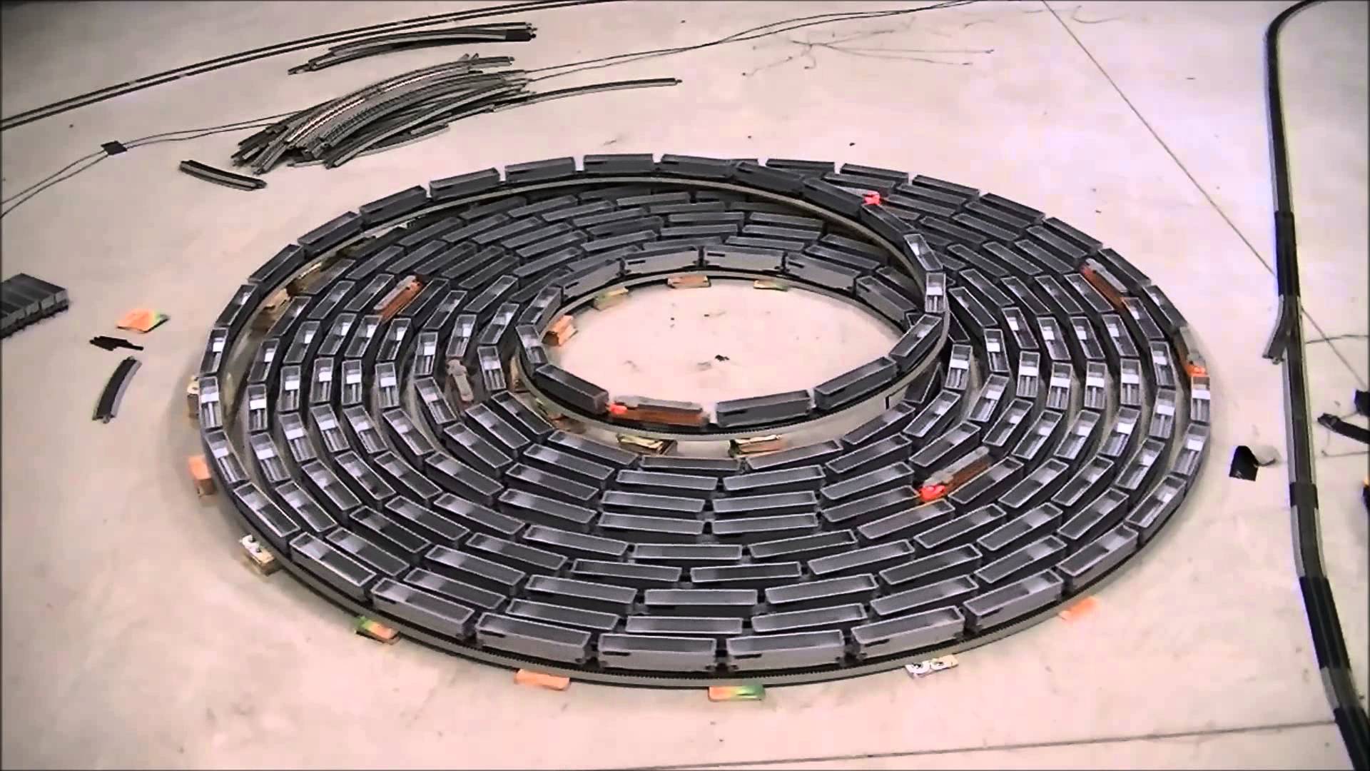 Une spirale infinie de train miniature électrique