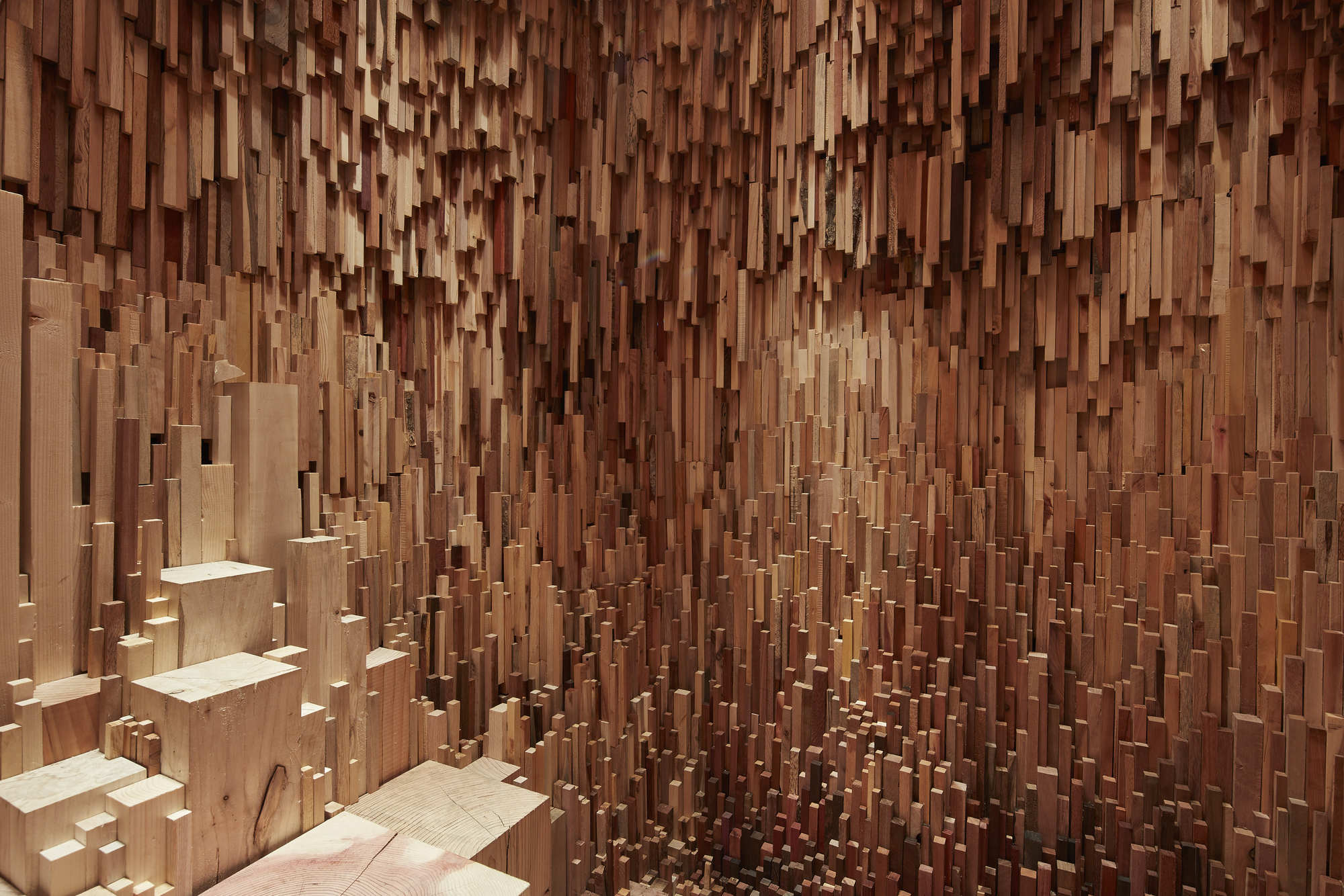 Une grotte de 10 000 bouts de bois d’espèces différentes