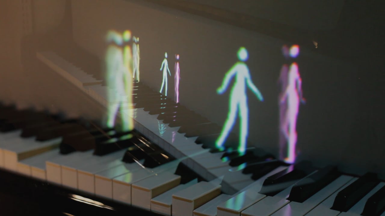 Des petits personnages marchent sur un piano pour aider à l’apprentissage