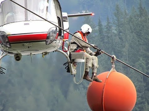 L&rsquo;étrange métier de l&rsquo;inspecteur de lignes à haute tension en hélicoptère