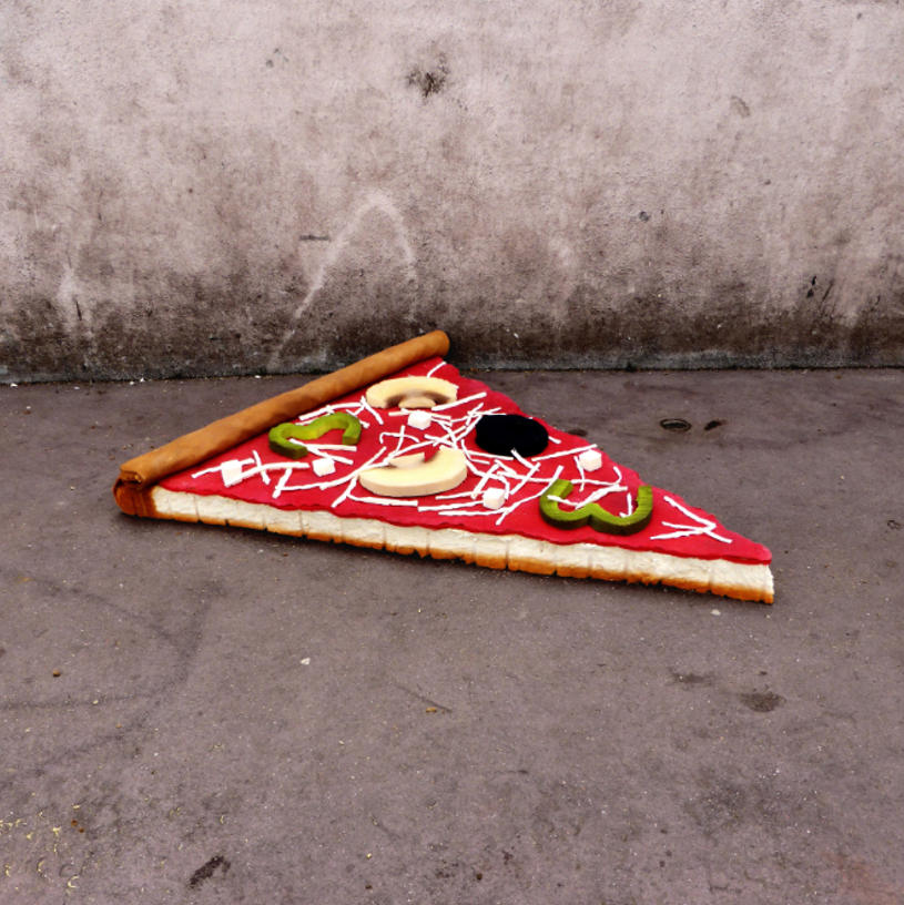 Les matelas pourris jetés sur les trottoirs de Paris transformés en aliments géants