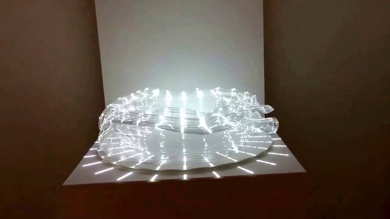 La lumière met des danseurs en mouvement dans ce zootrope