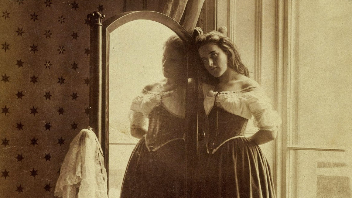 L’adolescence victorienne photographiée par Clementina Maude Hawarden en 1858
