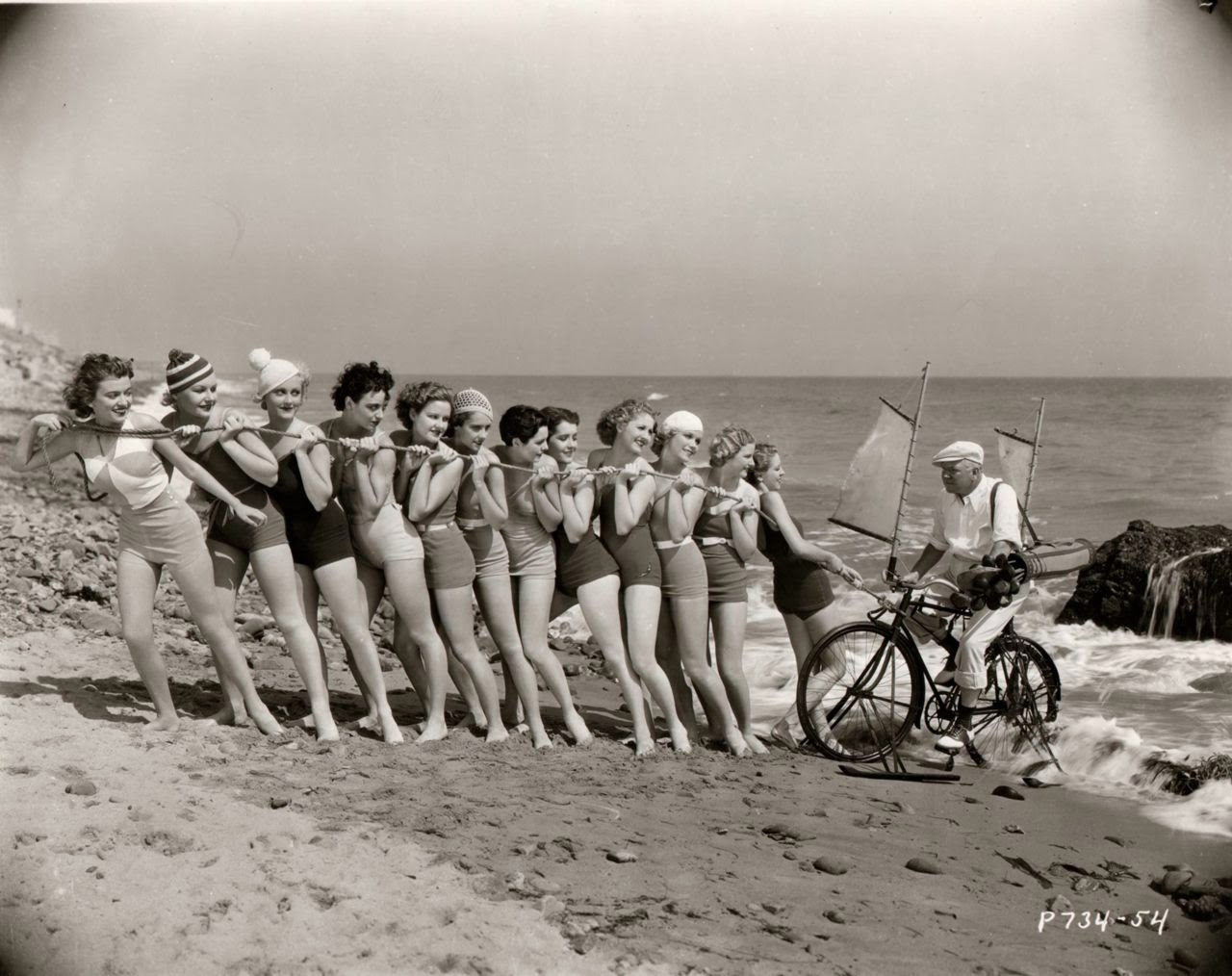 Купаются ретро. Купальники 1932 года. Старые снимки купающихся детей. Девичьи купания ретро.