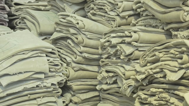 La fabrication des balles de tennis dans une jolie vidéo hypnotique