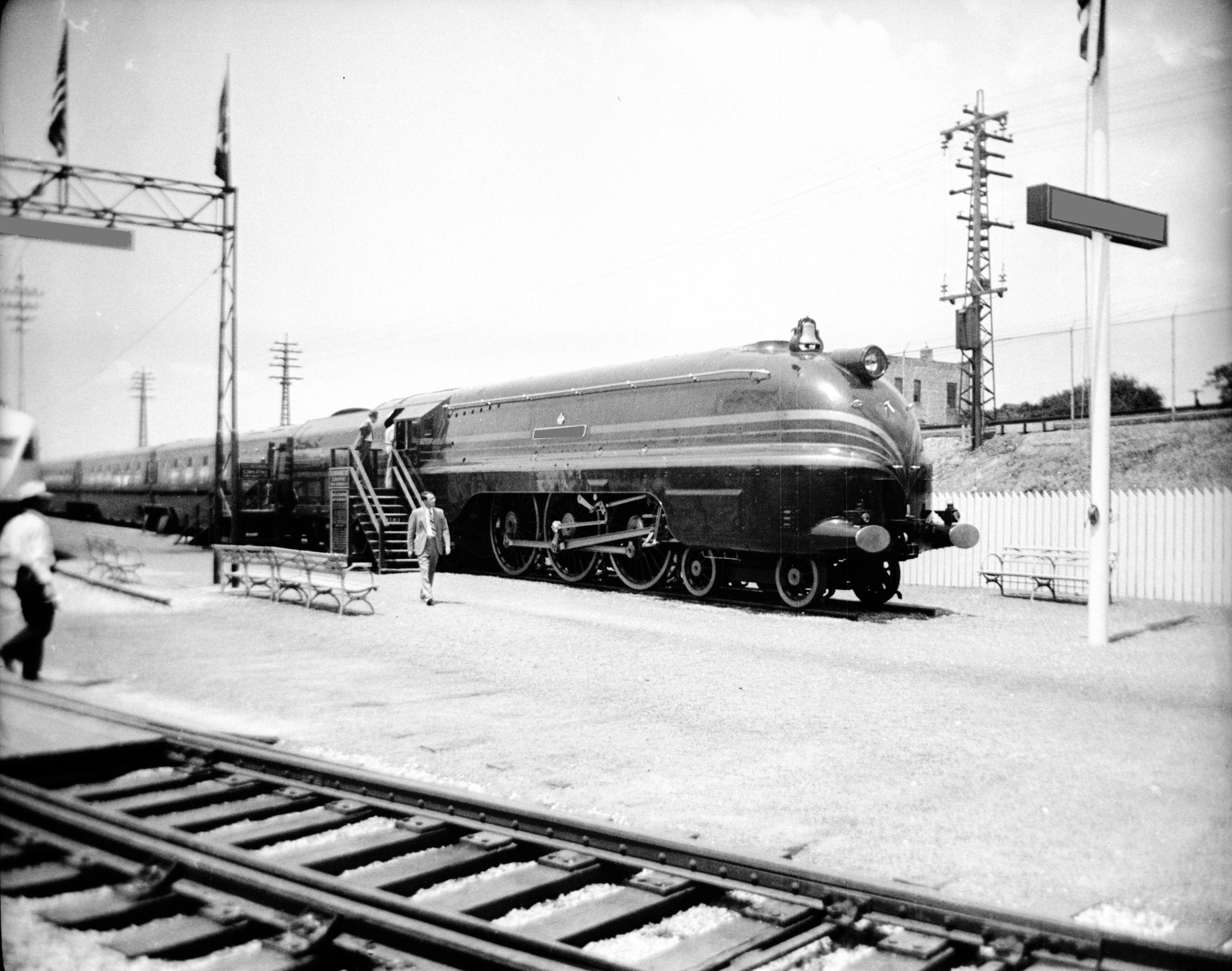 [Mystère #222] La locomotive PRR S1 de Raymond Loewy statique à l’expo de New York 1939