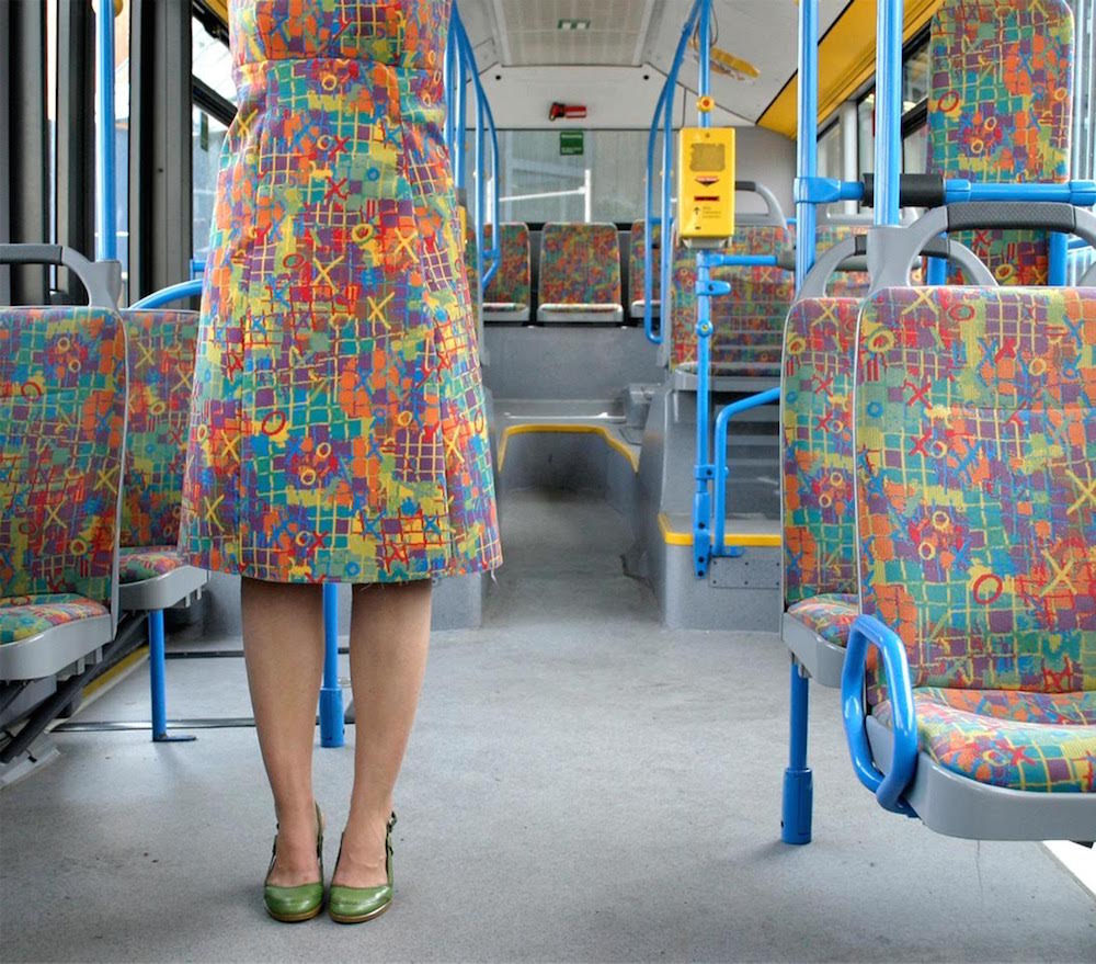 L’artiste qui s’habille en siège de bus allemand