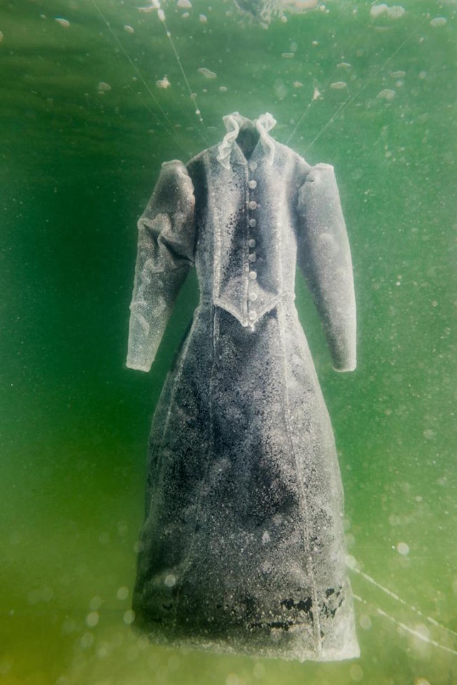 Une robe plongée 2 ans dans la mer morte pour créer une sculpture de sel