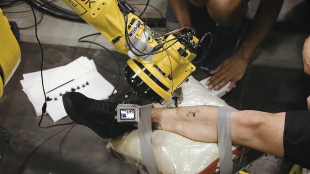 Un robot industriel qui fait des tatouages
