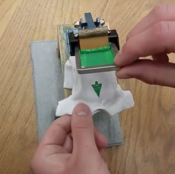 Une micro machine à sérigraphie pour micro T-shirt