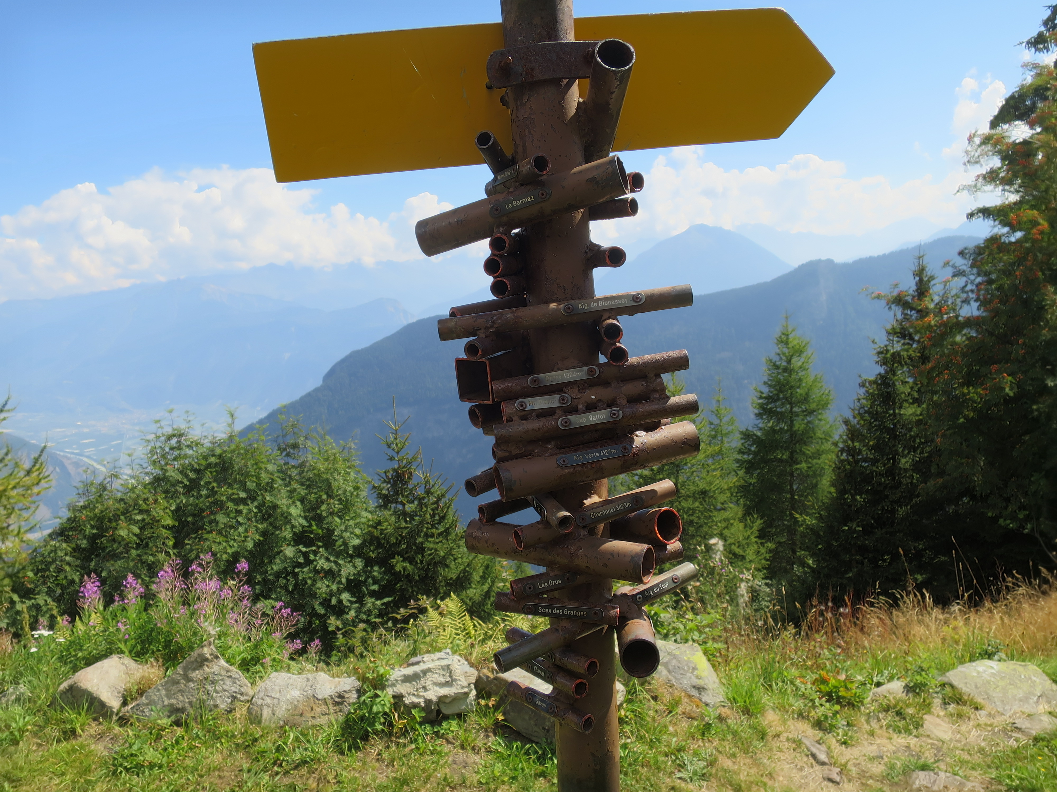 Ce tas de tubes en Suisse permet d&rsquo;identifier des montagnes