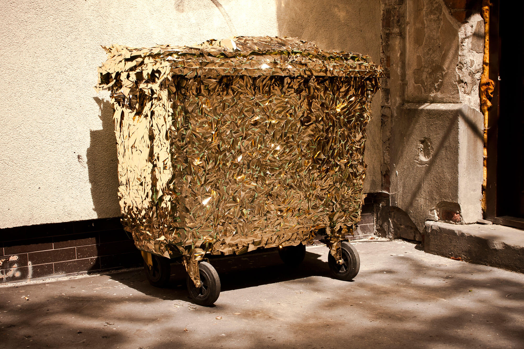 Alexandros Vasmoulakis crée des installations avec des objets abandonnés