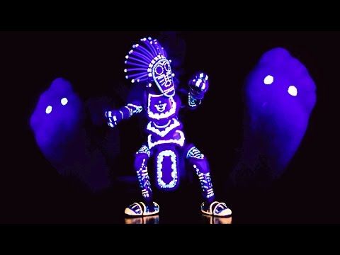La marionette danseuse brille dans la nuit
