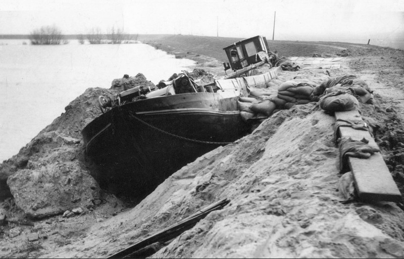 mer-noire-jetee-innondation-bateau