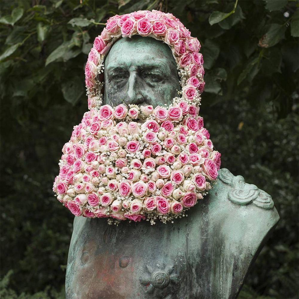 Des barbes sauvages en fleurs sur les statues de Bruxelles